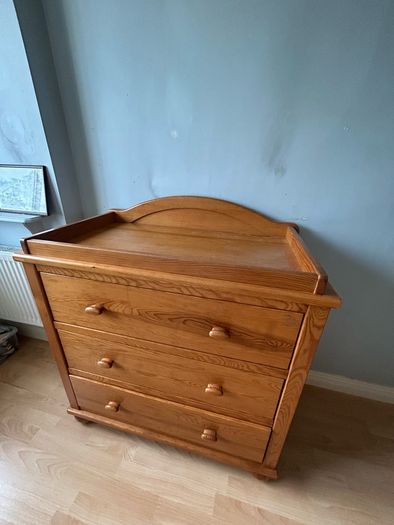 Baby changing table / chest of drawers