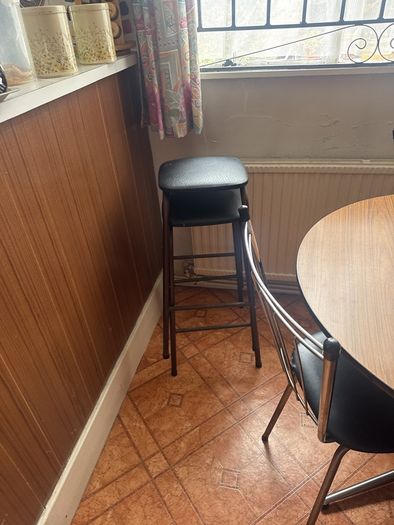 TABLE & chairs & 2 Bar stools FREE