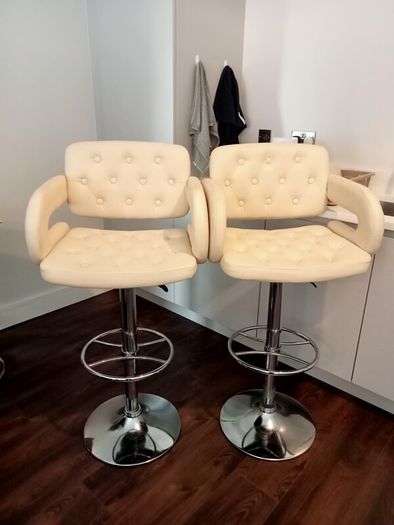 2 Bar Stools