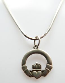 Vintage 925 Sterling Silver Claddagh Pendant Necklace length 16" - 5,2g
