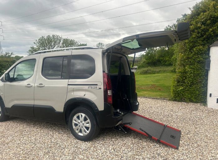 Wheelchair car