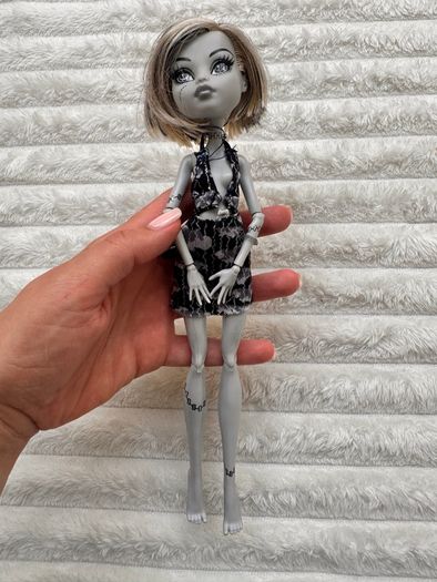 Mattel Monster High Skull Shores 2008 Black and White Frankie Stein Glue Hair Legs a bit loose (between body and legs) Used Please see photos