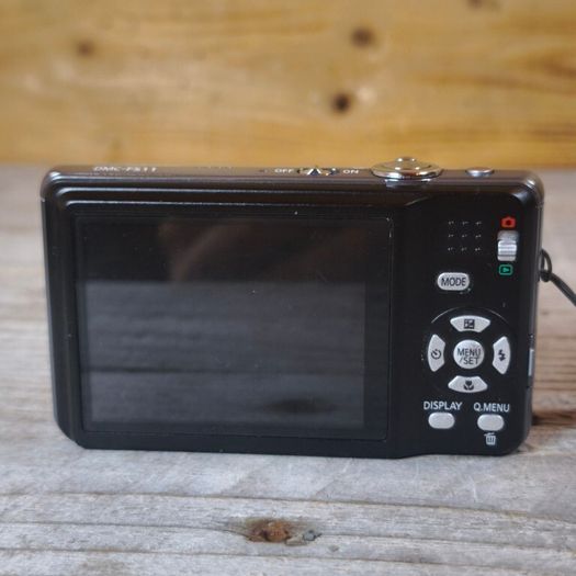 Panasonic Lumix DMC-FS11 14MP Digital Camera  w/ Charger Tested Fully Works