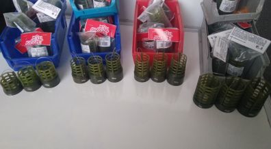 Distance feeder baskets