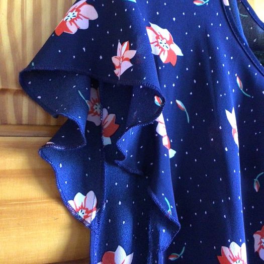 Ladies Navy blue floral blouse Size 20 includes post