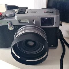 x100s  Fujifilm Digital Camera with 2.8-Inch LCD (Silver & Black)