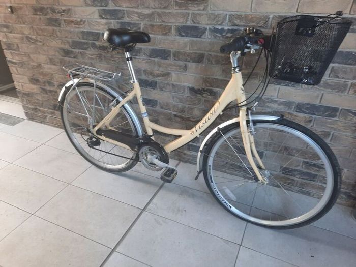 ladies city bike( can deliver)