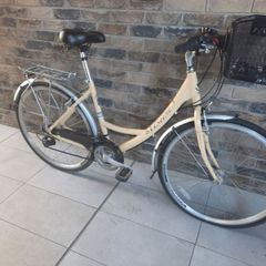 ladies city bike( can deliver)