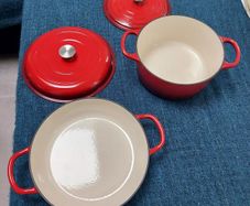 NEW - Set of 2 enamelled cast iron round casserole & pan