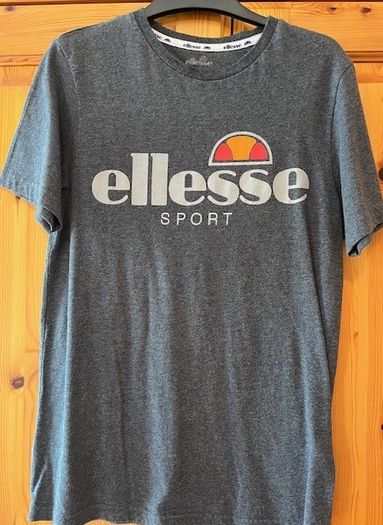 ELLESSE  T-shirt. Size small / medium. Great Quality & In Excellent Condition. Weighty 100% cotton.