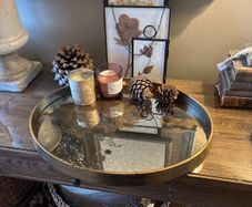 Gold world tray 3 pictures and 2 candles