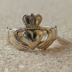 9 carat gold Claddagh ring