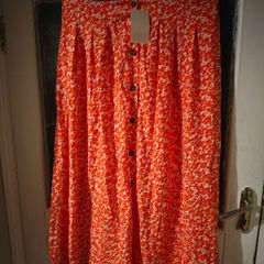Asos Printed Crepe Midi Skirt features an orange ditsy floral print and a button down front. New with Tags