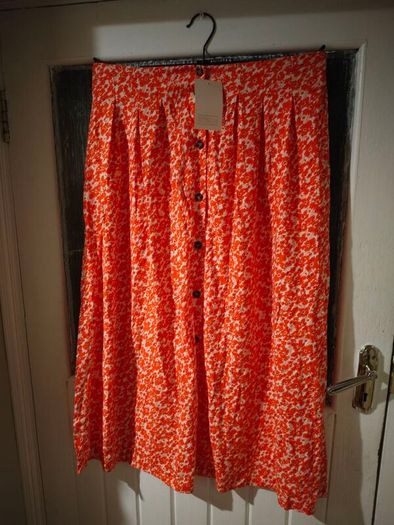 Asos Printed Crepe Midi Skirt features an orange ditsy floral print and a button down front. New with Tags