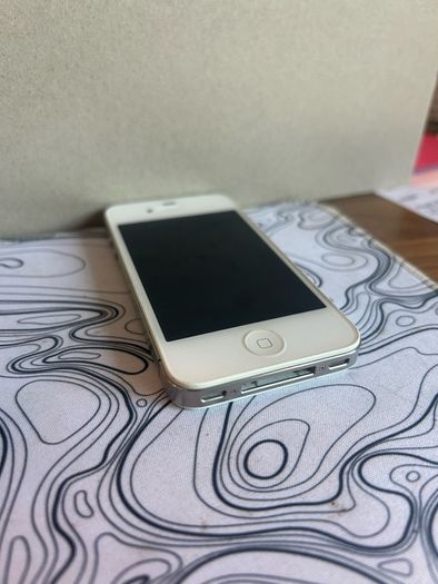 iPhone 4 - Collectors item, fully reset and functional just iCloud locked