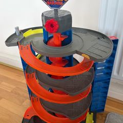 Hot Wheels mega garage