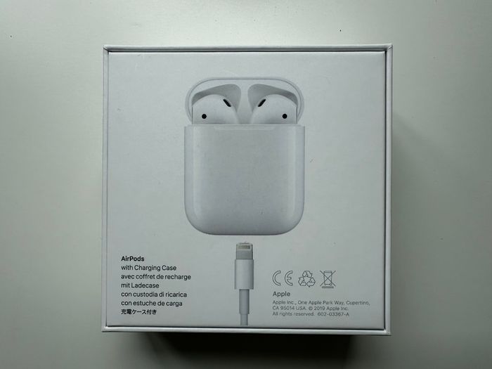 APPLE AirPods (2nd generation) with box and charging cable