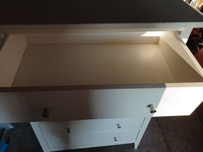chest of drawers