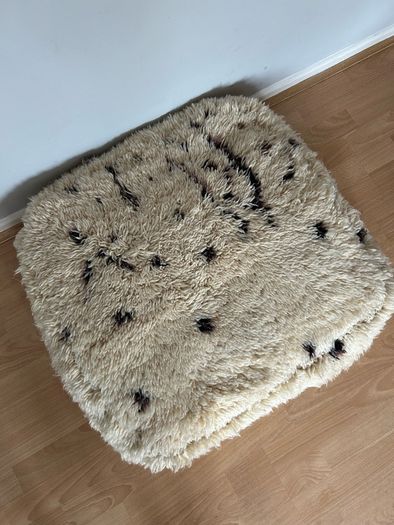 Wool pouf
