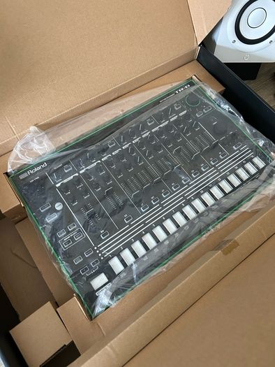 Roland TR8
