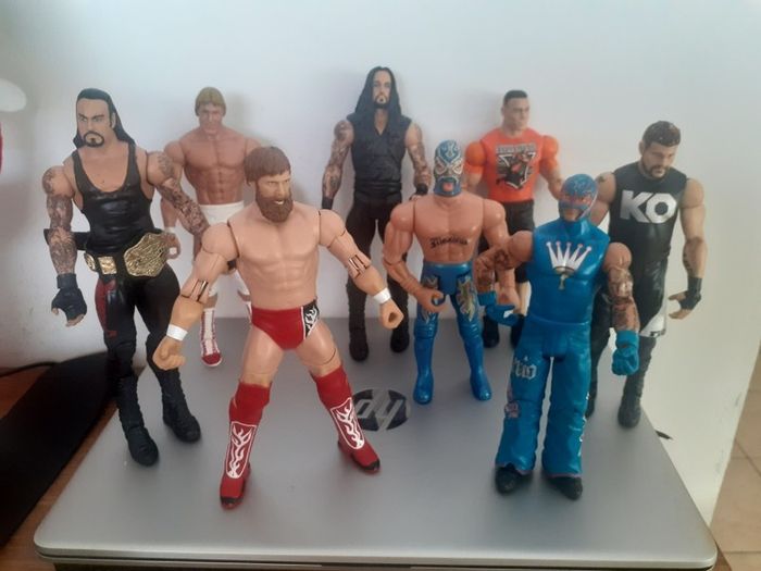 8 WWE wrestlers and Belt included