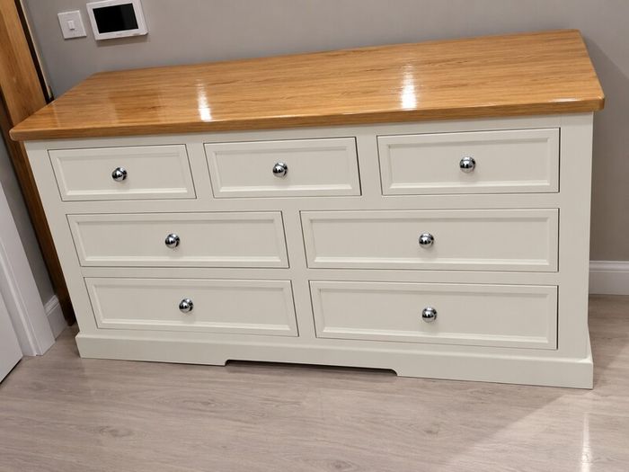 chest of drawers