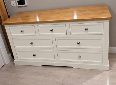 chest of drawers