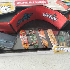 Stunt Park Finger Skateboard Play Set