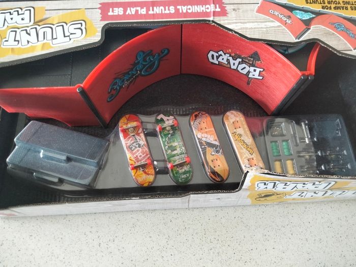 Stunt Park Finger Skateboard Play Set