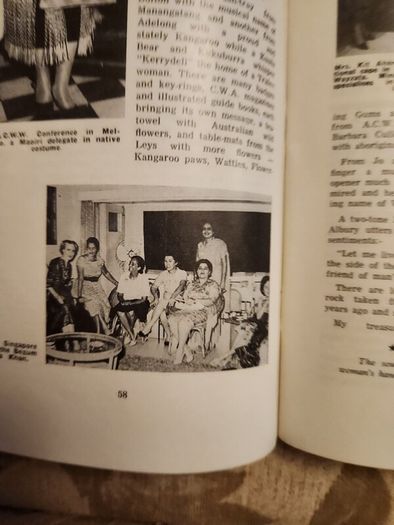 The Irish Countrywoman Official Year Book 1963-1964. Bantrace Na Tuata. Paperback In Good Condition.