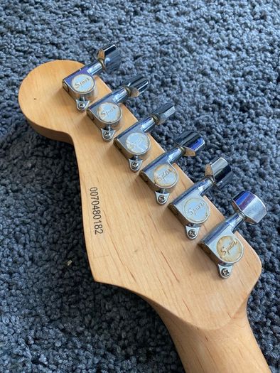Fender SQUIRE SE Stratocaster 2007 + Extras