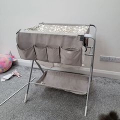 Changing table, fully collapsible