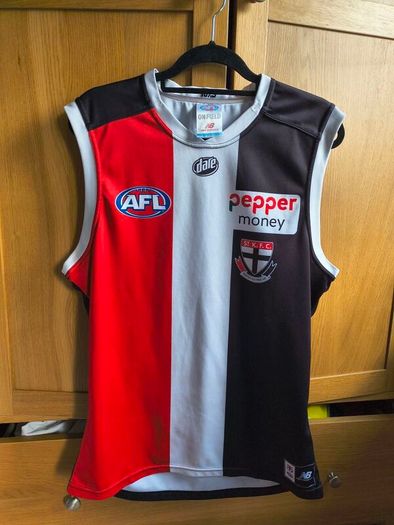 St Kilda 2022 AFL on field guernsey, Mens size L.