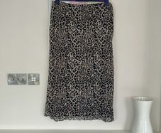 Ladies Leopard Print Long Skirt from Primark Size: XL UK 16-18 / EU 44-18