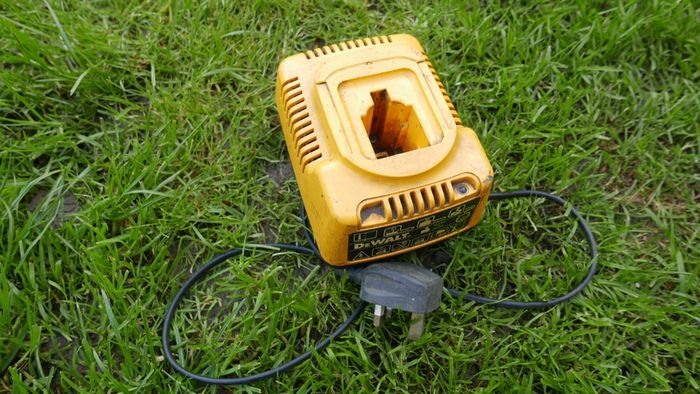 DEWALT DW936 Cordless Trim Saw +charger - works well