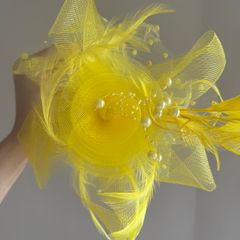 title fascinator hat in yellow