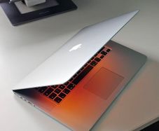 15" MacBook Pro 2015 with i7 & R9