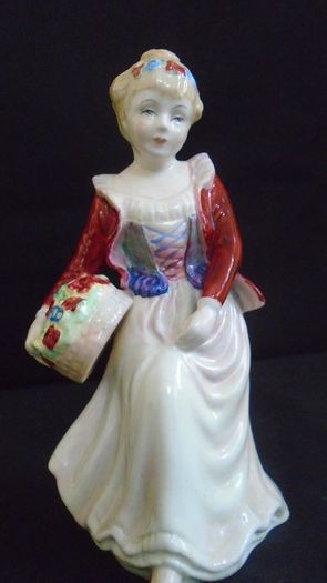 Paragon Ware/Royal Doulton Flower Girl Figurine