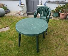 garden table & chairs