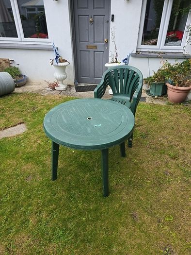 garden table & chairs