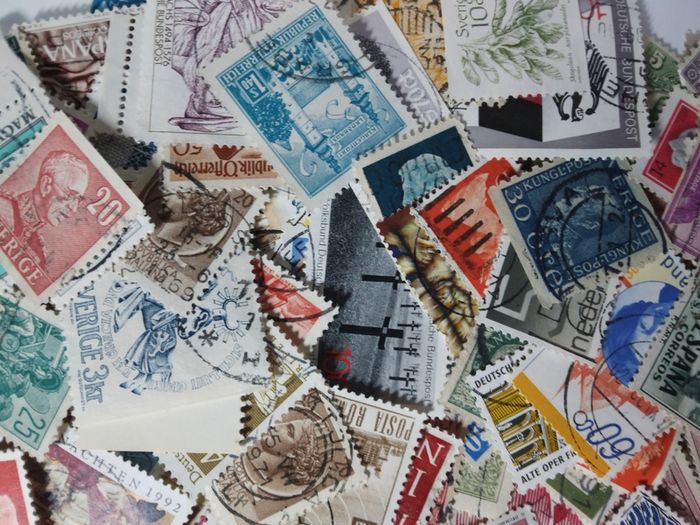 1 Kg. + of Used Worldwide Stamps - All off paper : 12,000 - 15,000 Stamps