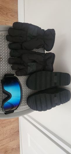 Woman ski boots gloves and glasses