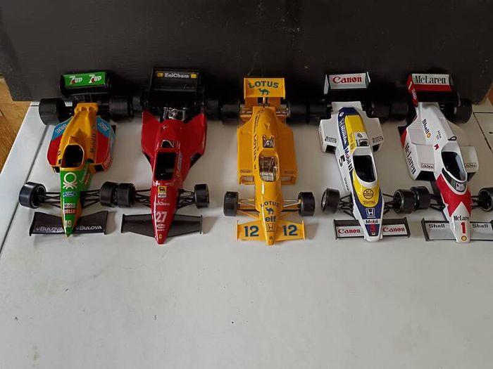 5 NOS Bburago 1/24 Grand Prix Cars