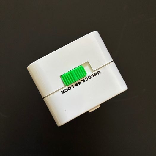 Simple Universal Travel Adapter (Excellent Condition)