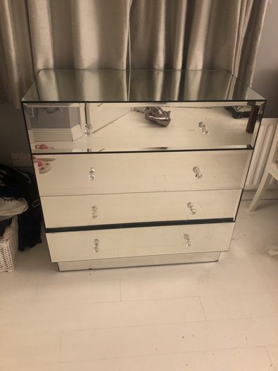 chest of drawers