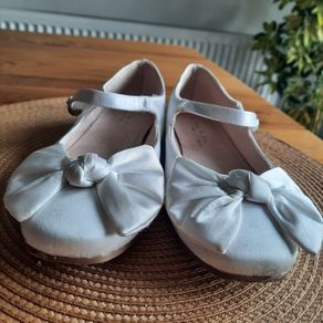 White shoes girls size 1UK great for communion