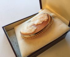 New 9ct Solid  Gold Large  Hand Cut Cameo Brooch. Great Buy