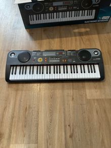 Electronic keyboard , used about 3 r 4 times