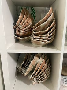 Dish clamshell bowl