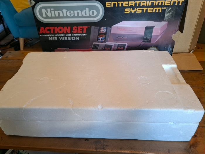 Nintendo NES Action Set Console  Complete In Box w/ Mario Duck Hunt & Zapper